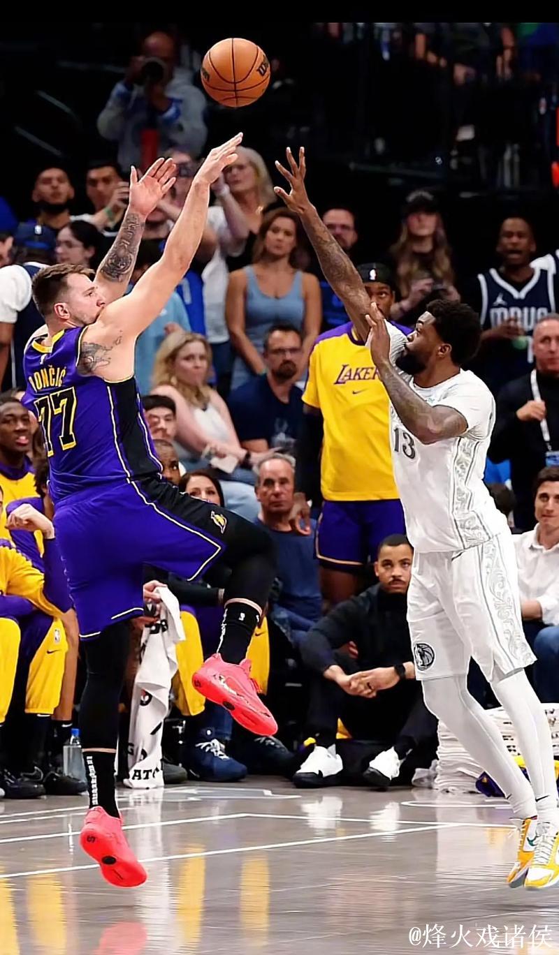 东契奇联手斯玛特轰下43分10篮板16助攻！